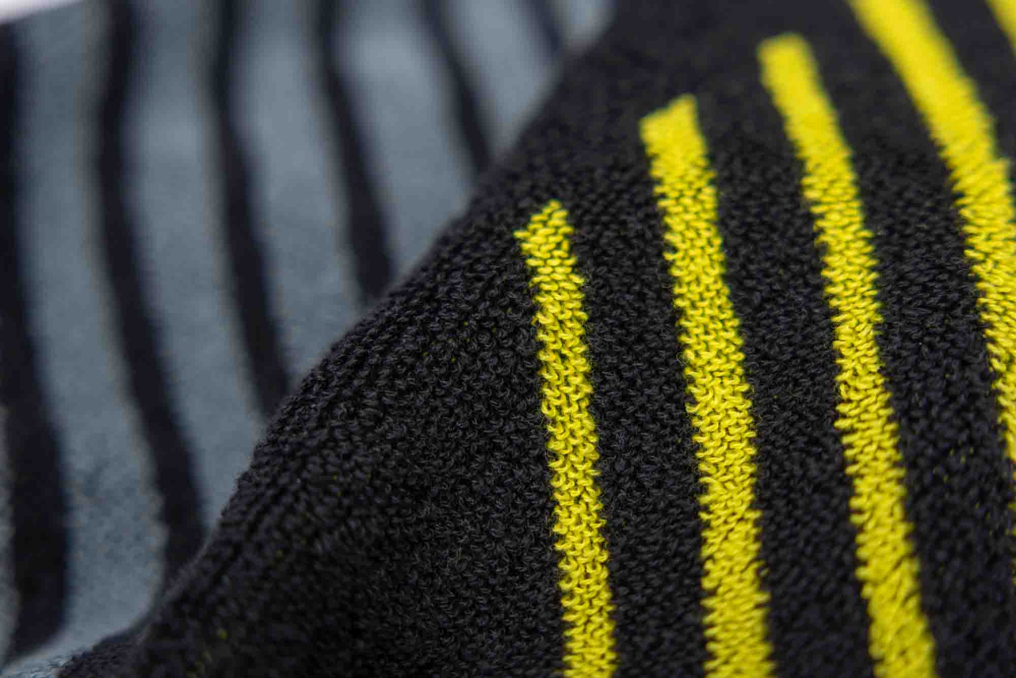 Toalla Andro Get The Edge M negra/gris/amarilla.